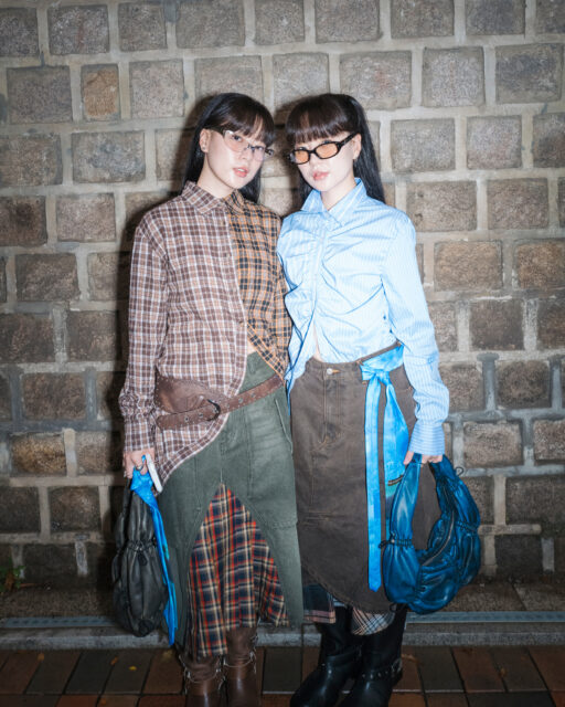 2026春夏首爾時裝週Street Style：牛仔單品展現隨性氣息、機車靴與印花上衣成為街頭必備單品？