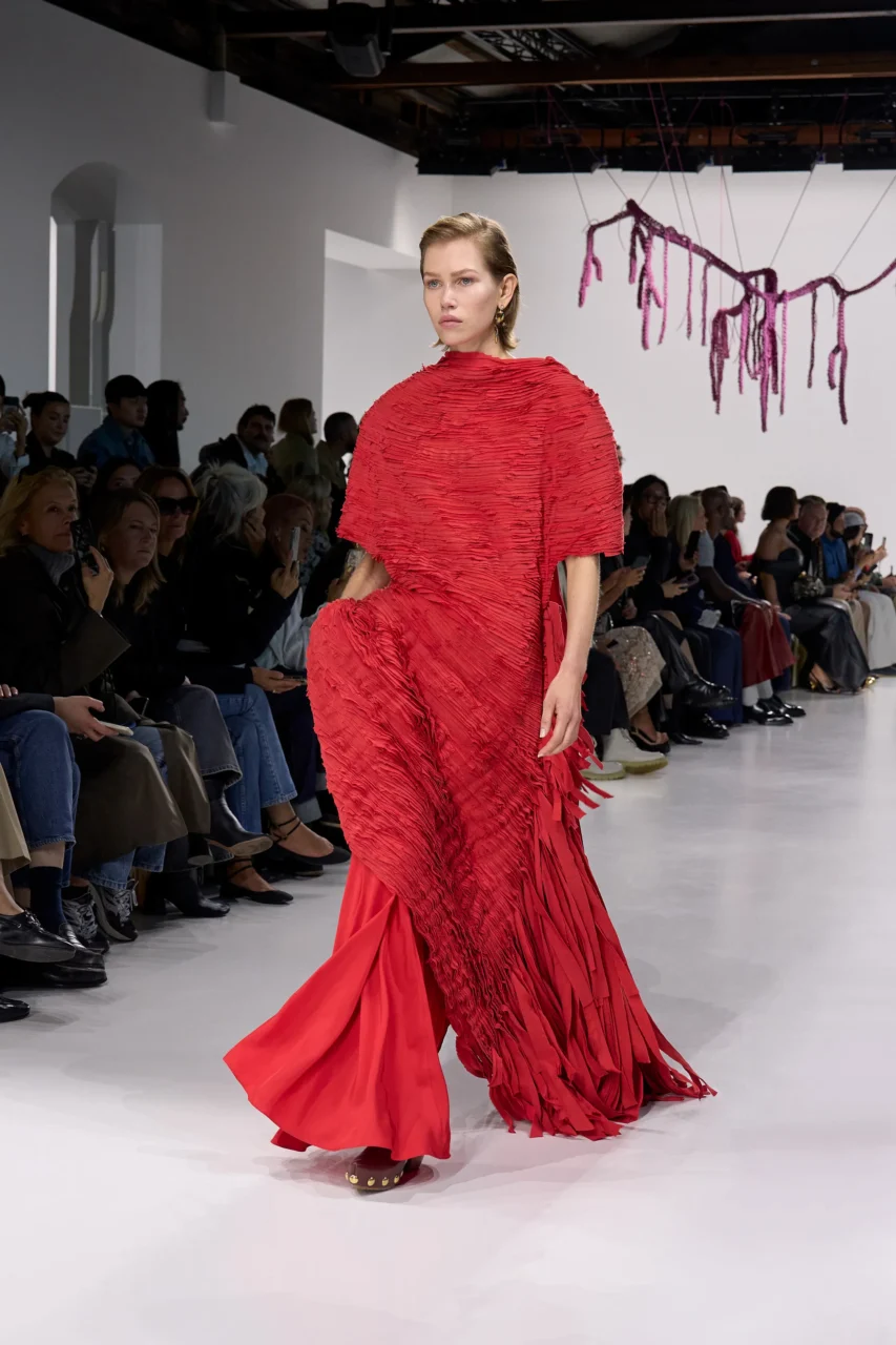 Bottega Veneta 創意總監 Louise Trotter 首展,以女性視角譜寫動人序曲| Summer 2026