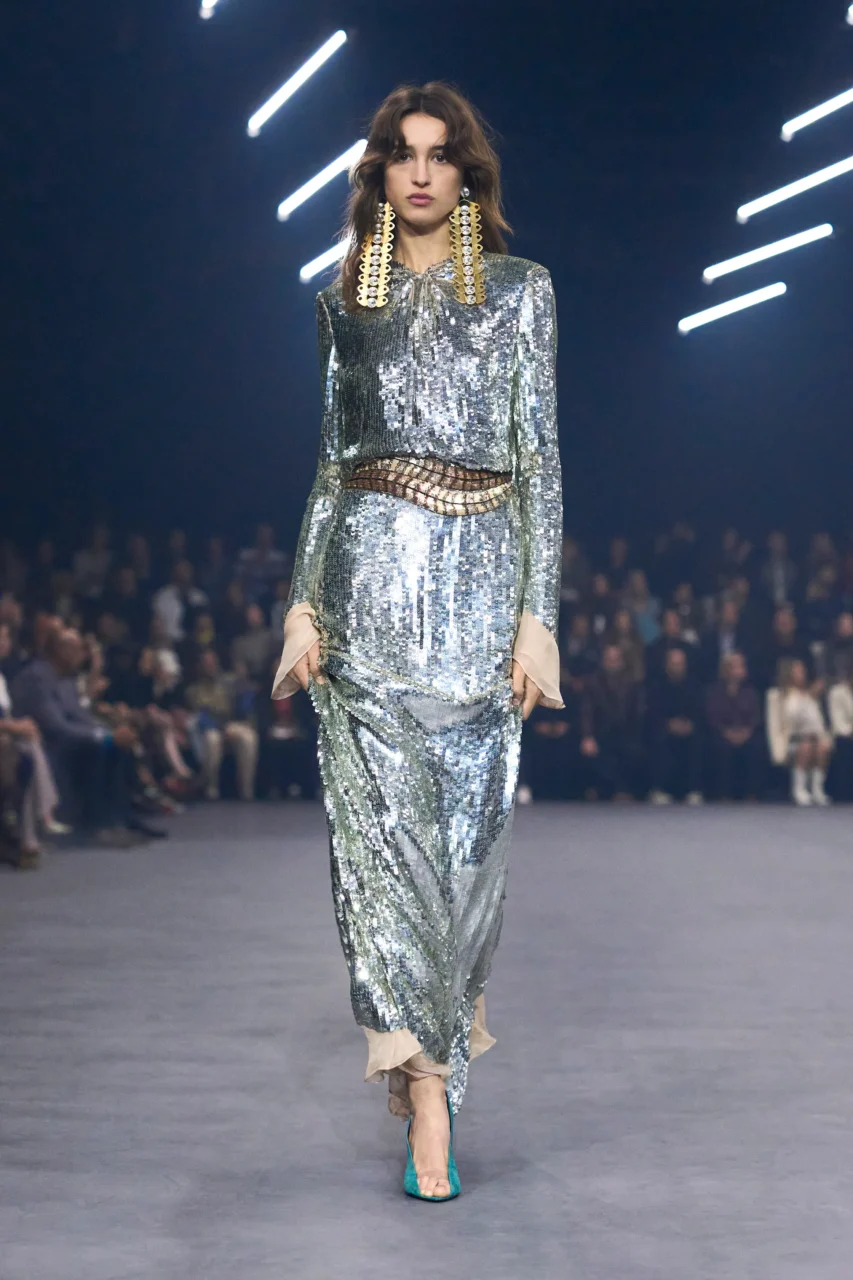 Valentino 的螢火世界:Alessandro Michele 以微光對抗時代黑暗|Spring / Summer 2026