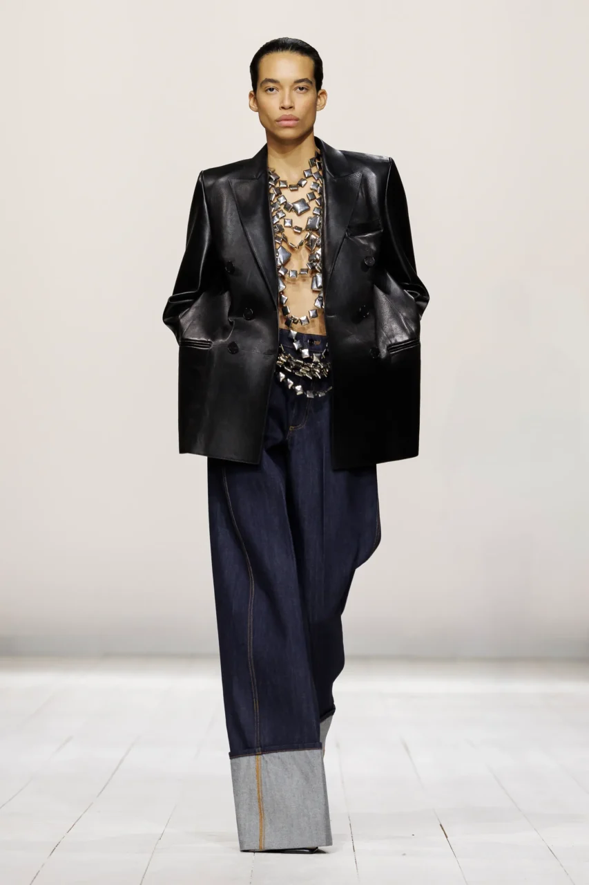 以解構筆觸重寫優雅定義,Givenchy 展現強勢女性力量|Spring / Summer 2026