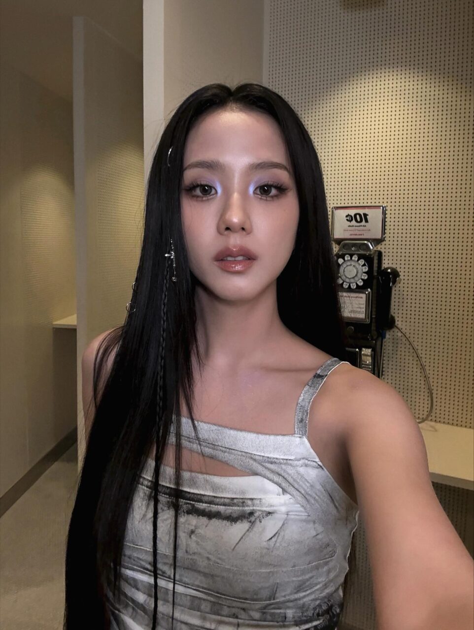 Blackpink Jisoo 全新單曲〈𝐄𝐘𝐄𝐒 𝐂𝐋𝐎𝐒𝐄𝐃〉以珠光眼妝作主調,再次掀起美容新風潮