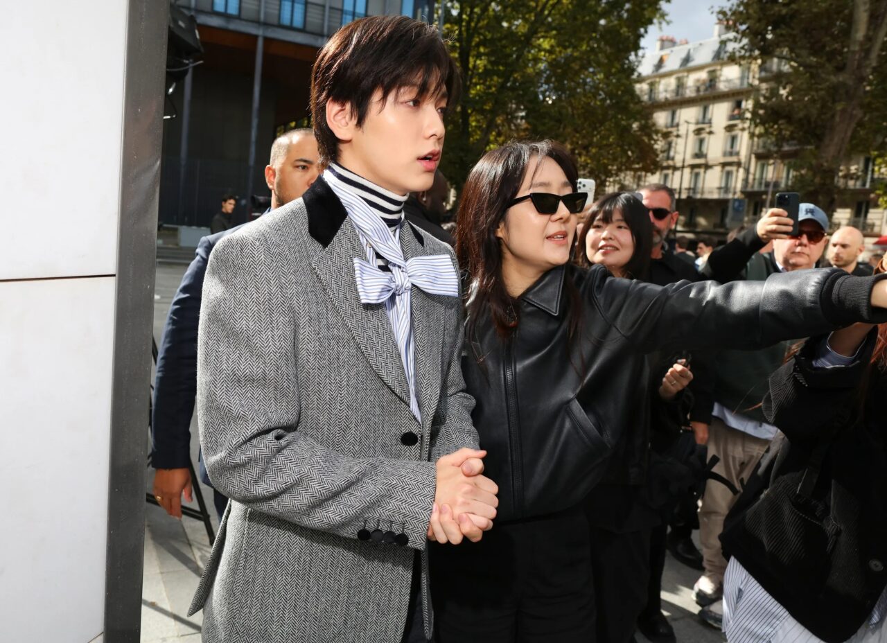 2026春夏巴黎時裝週Street Style:時尚界的「奧運會」圓滿結束!經典格紋、墊肩設計、柔軟皮革是造型亮點