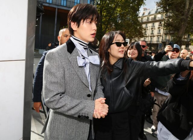 2026春夏巴黎時裝週Street Style:時尚界的「奧運會」圓滿結束!經典格紋、墊肩設計、柔軟皮革是造型亮點