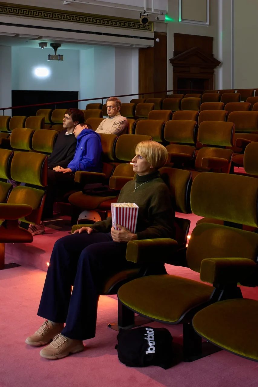 Prada Mode 再臨倫敦!聯手柏林藝術雙人組打造《The Audience》超現實電影空間,探討「觀看」的意義