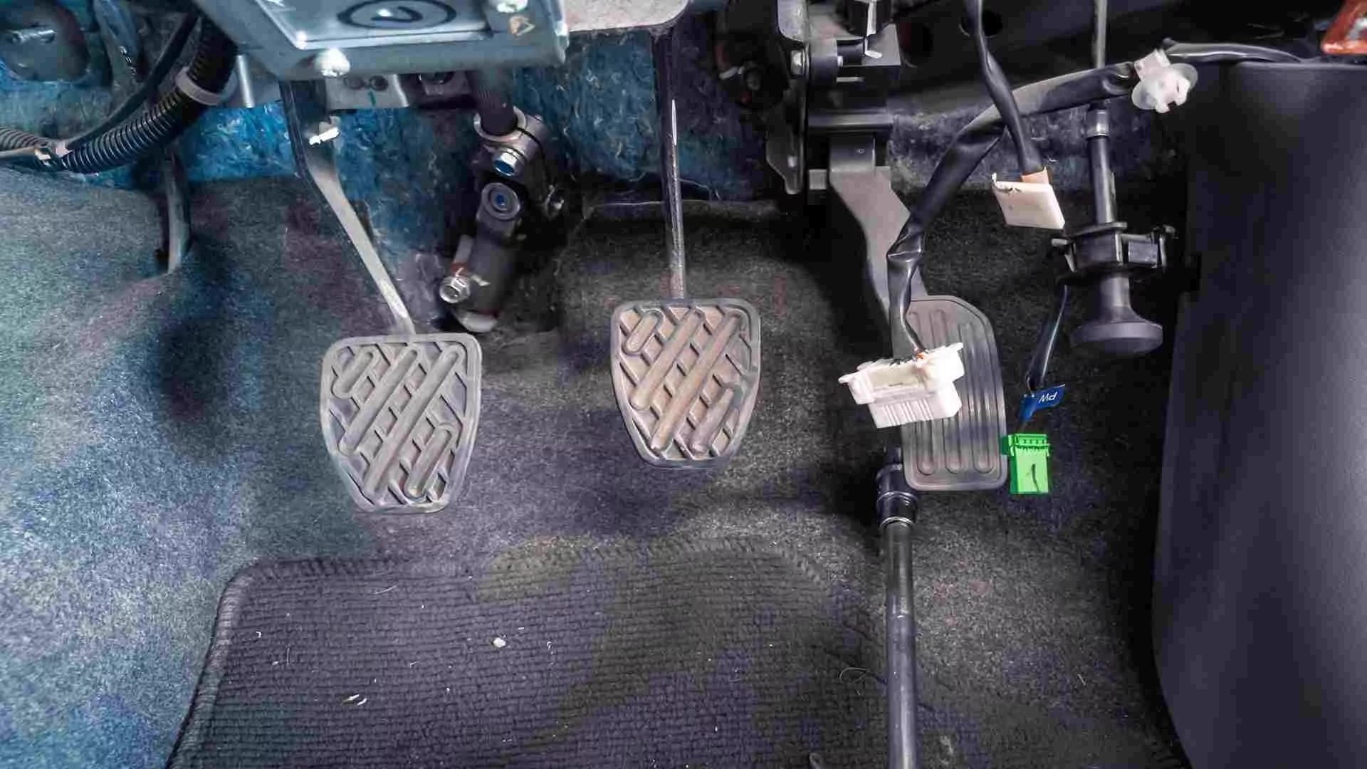 Ciri-Ciri Kampas Rem Mobil Habis