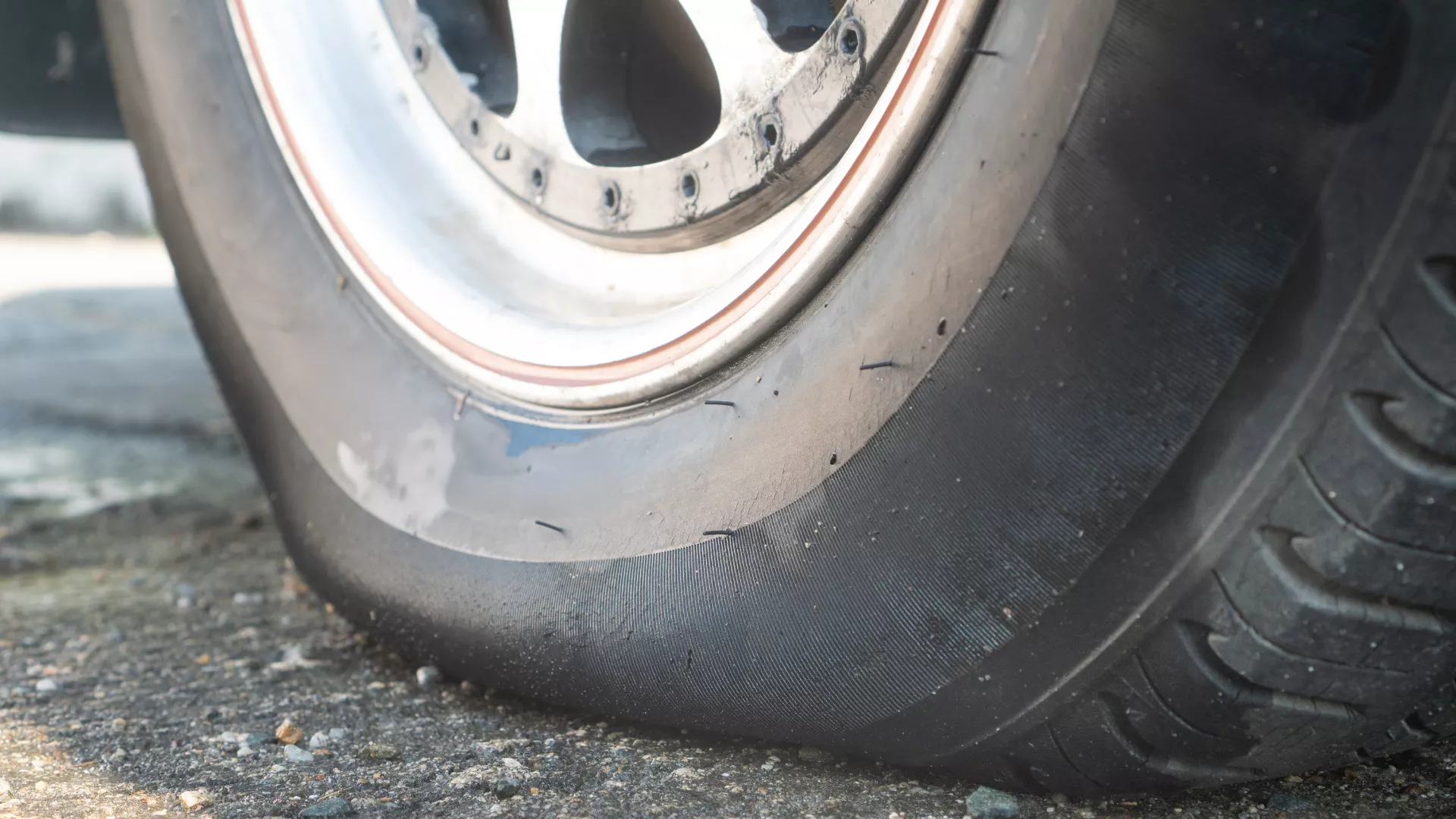 Ciri-ciri Ban Mobil Harus Diganti