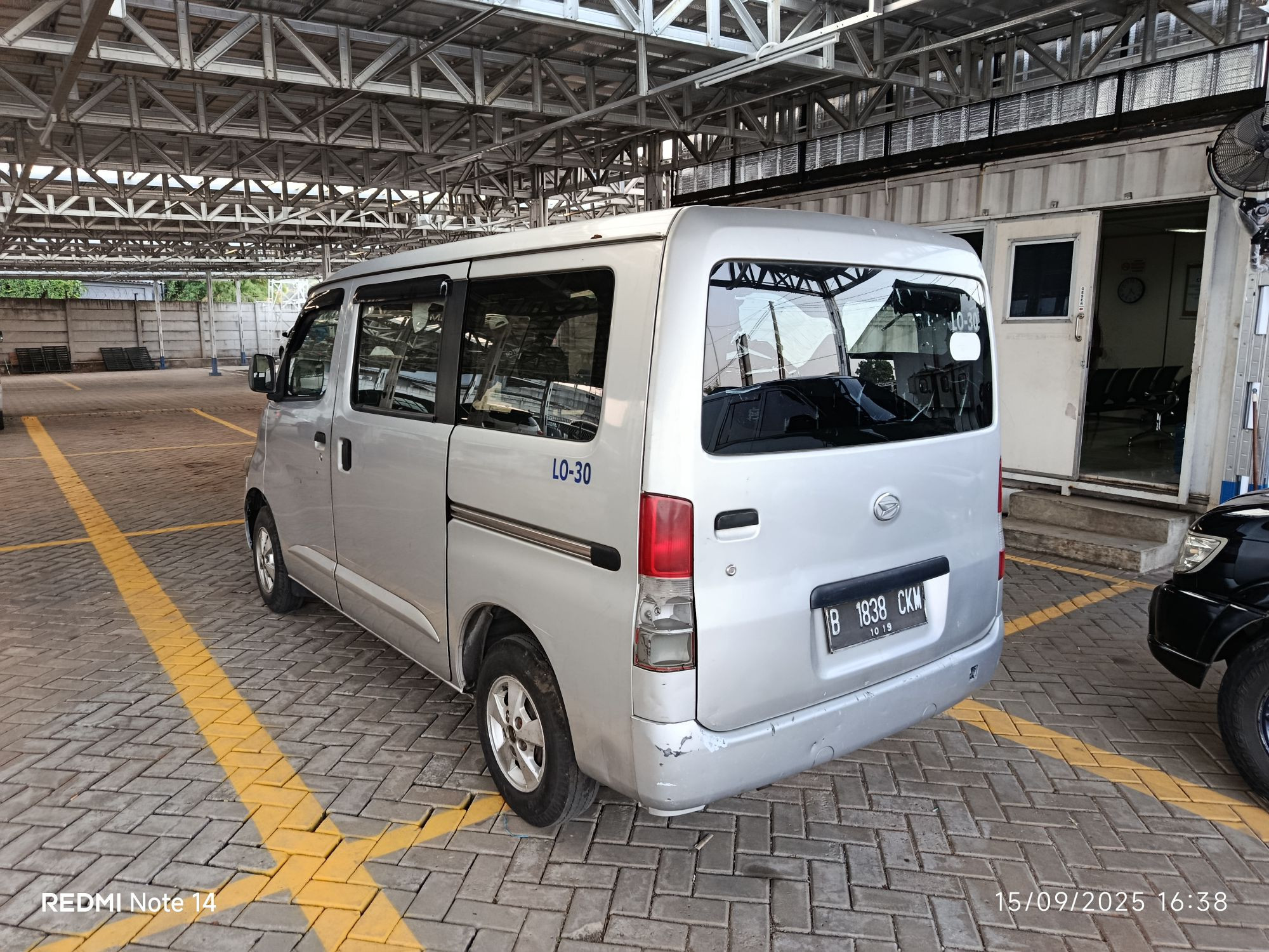 Lelang Mobil LOT 1145 DAIHATSU GRAN MAX D MT 2014 SILVER