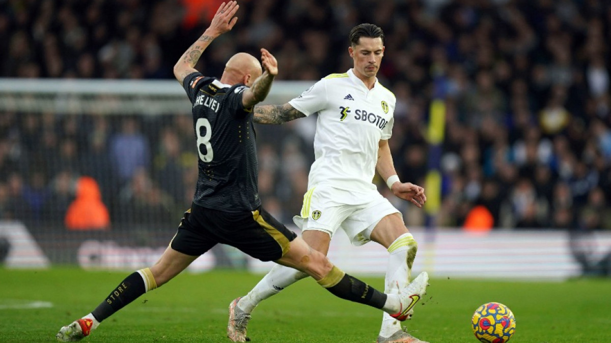 Newcastle United's Jonjo Shelvey (L) and Leeds United's Jack Harrison battle for the ball in EPL. Newcastle United's Jonjo Shelvey (L) and Leeds United's Jack Harrison battle for the ball in EPL.