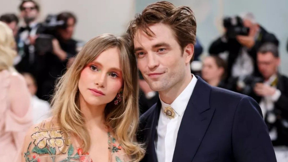 Robert Pattinson & Suki Waterhouse Confirm Pregnancy, Debut Baby Bump
