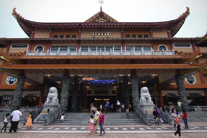 Maha Vihara Maitreya di kawasan Cemara Asri, Sampali