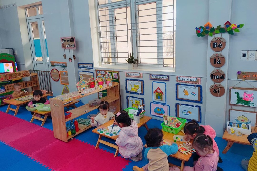 be-2-tuoi-di-hoc-mau-giao-1
