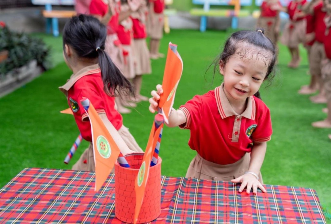 be-2-tuoi-di-hoc-mau-giao-2