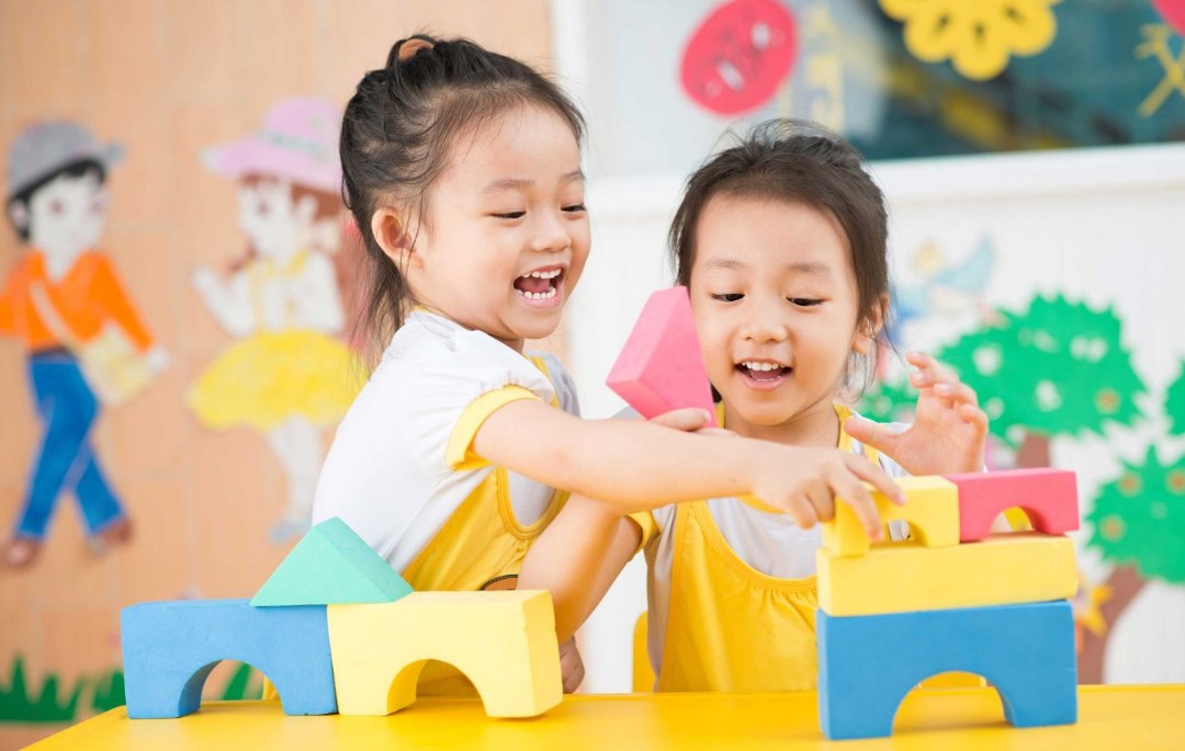 be-3-tuoi-di-hoc-mau-giao-1