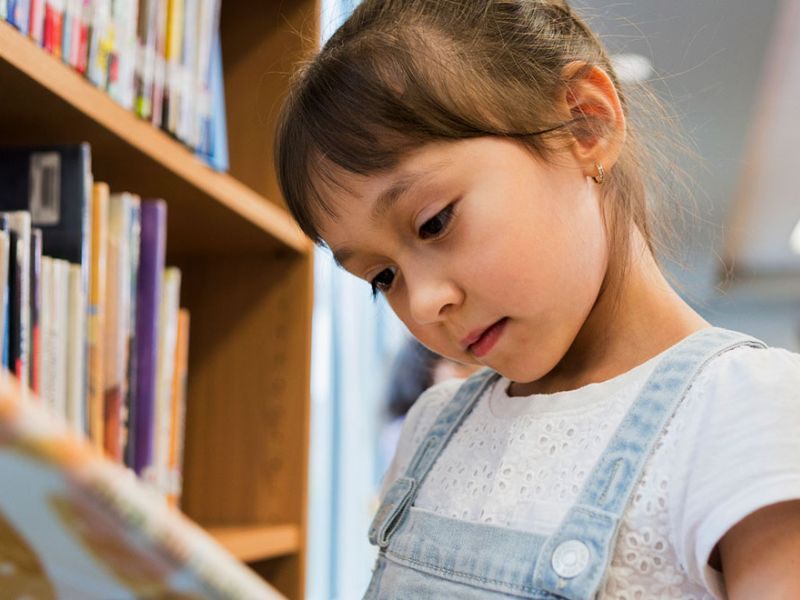 cho-tre-mam-non-lam-quen-voi-sach-1