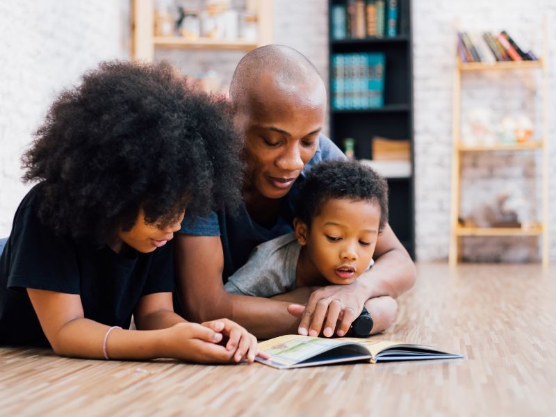 cho-tre-mam-non-lam-quen-voi-sach-2