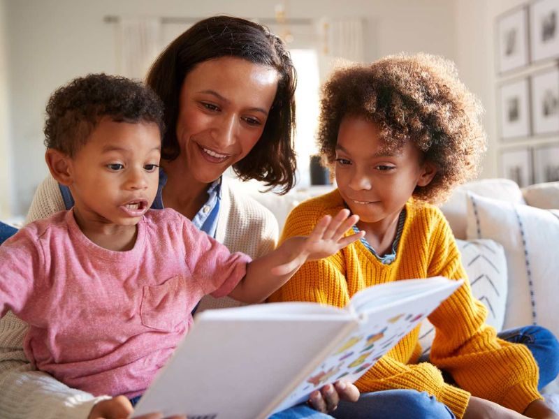 cho-tre-mam-non-lam-quen-voi-sach-4