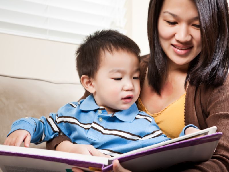 cho-tre-mam-non-lam-quen-voi-sach-6