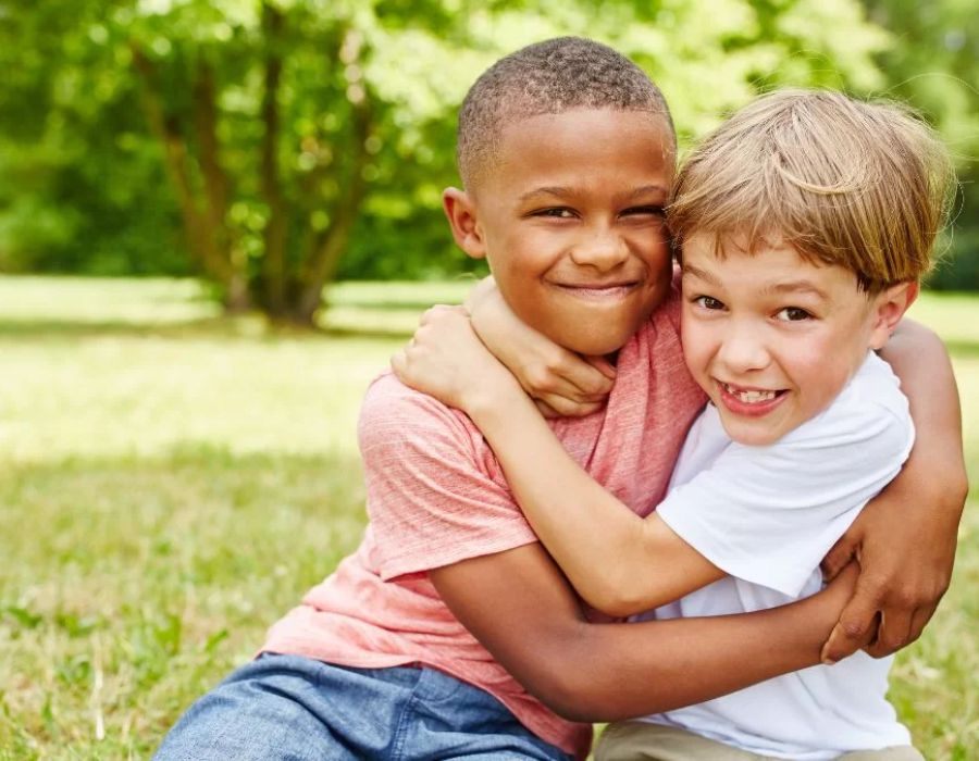 day-tre-giao-tiep-voi-ban-be-1