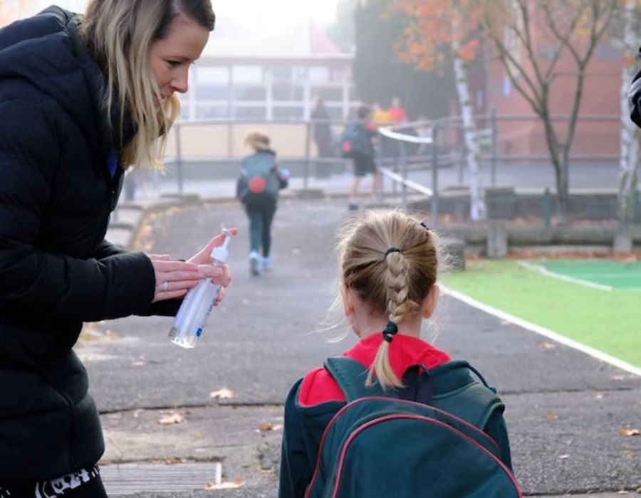 day-tre-ky-nang-khi-gap-nguoi-la-5