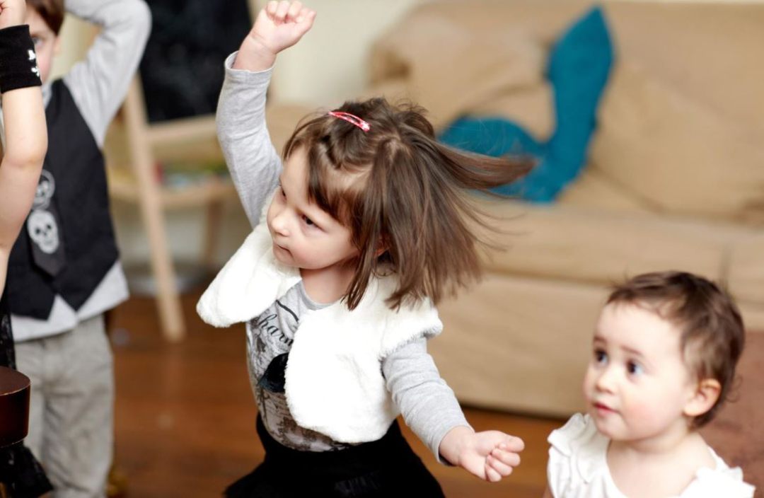 phuong-phap-day-mua-cho-tre-mam-non-1