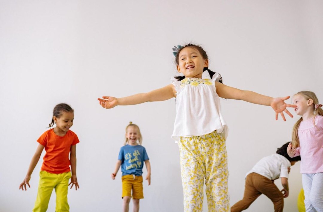 phuong-phap-day-mua-cho-tre-mam-non-3