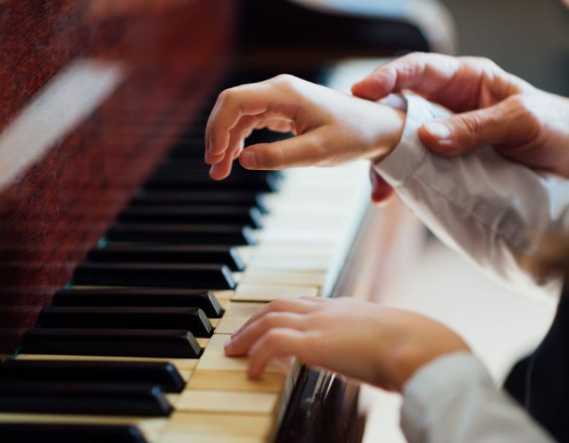 may-tuoi-hoc-dan-piano-5