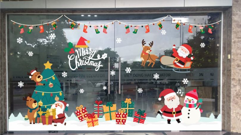 Trang trí noel mầm non đơn giản cho cửa lớp với chữ dán tường