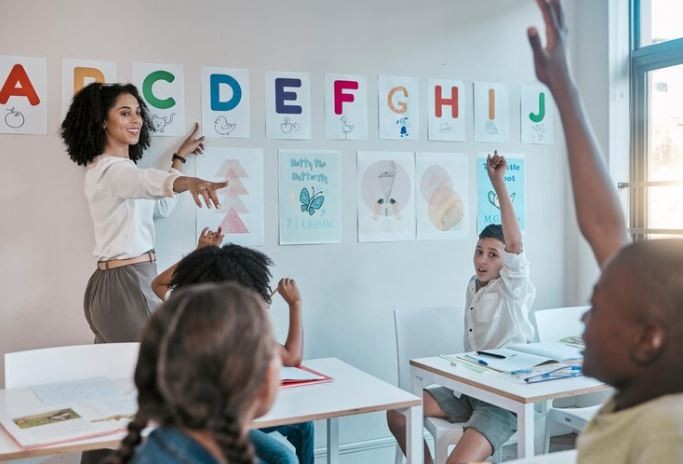 Phương pháp hiệu quả cho bé học tiếng anh giao tiếp là học qua các trung tâm