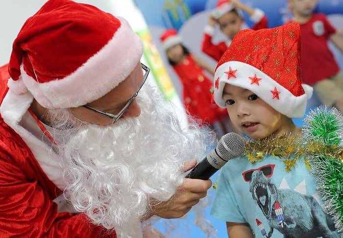 Hóa trang thành ông già Noel và tặng quà cho trẻ