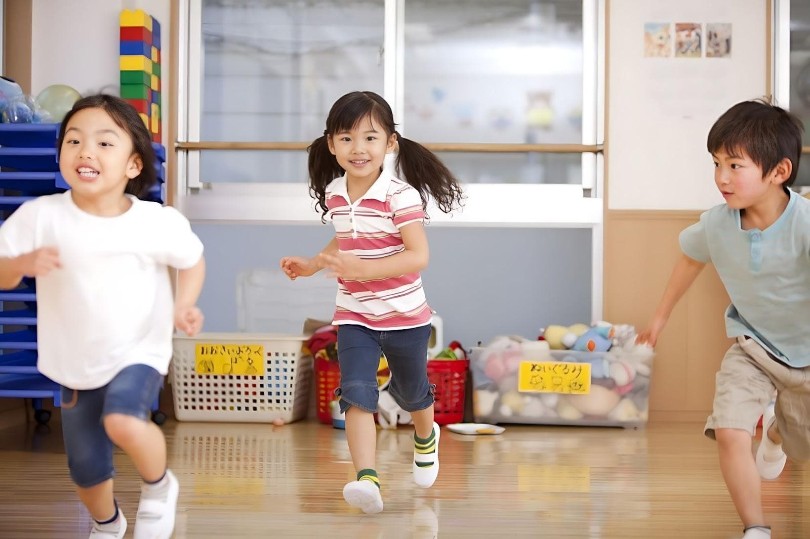 Trò chơi vui nhộn cho trẻ mầm non chạy tiếp sức