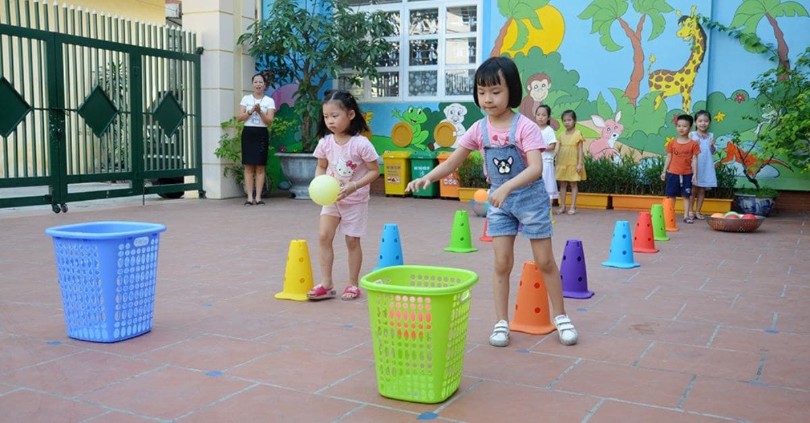 Trò chơi vui nhộn cho trẻ mầm non ném bóng vào rổ