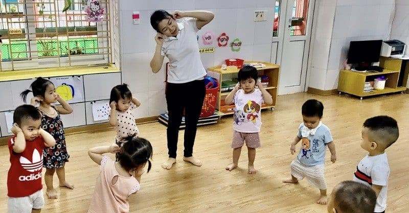 Trò chơi tập thể cho trẻ mầm non: Trán – Cằm – Tai