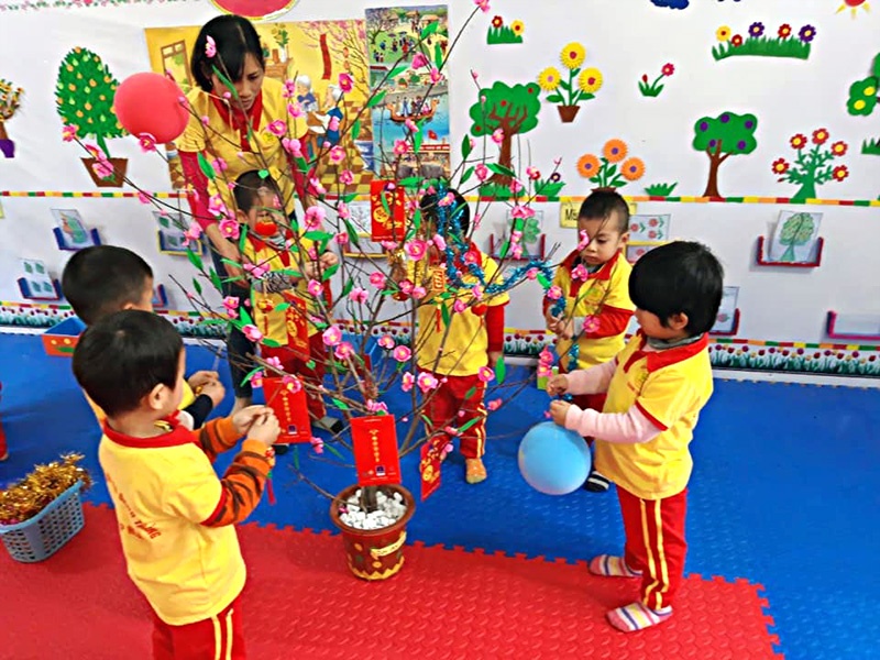 Cành đào và mai từ lâu đã trở thành những biểu tượng tinh khôi của mùa xuân, luôn góp phần tạo nên không khí Tết truyền thống