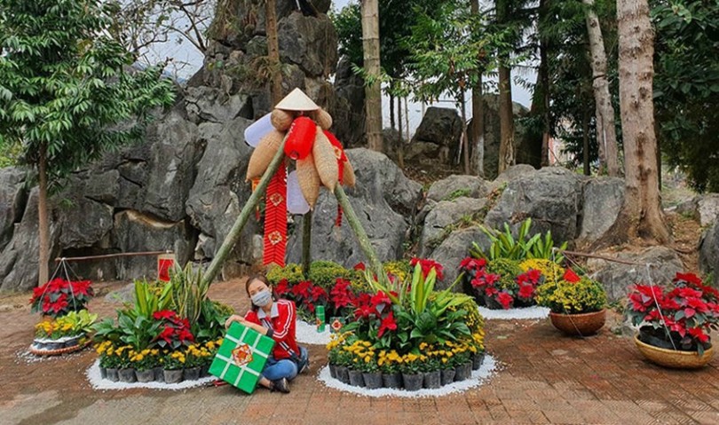 Với việc tạo nên một khu vườn hoa Tết đầy sắc màu, trẻ em sẽ có cơ hội thoải mái vui chơi, chụp ảnh cùng gia đình và bạn bè