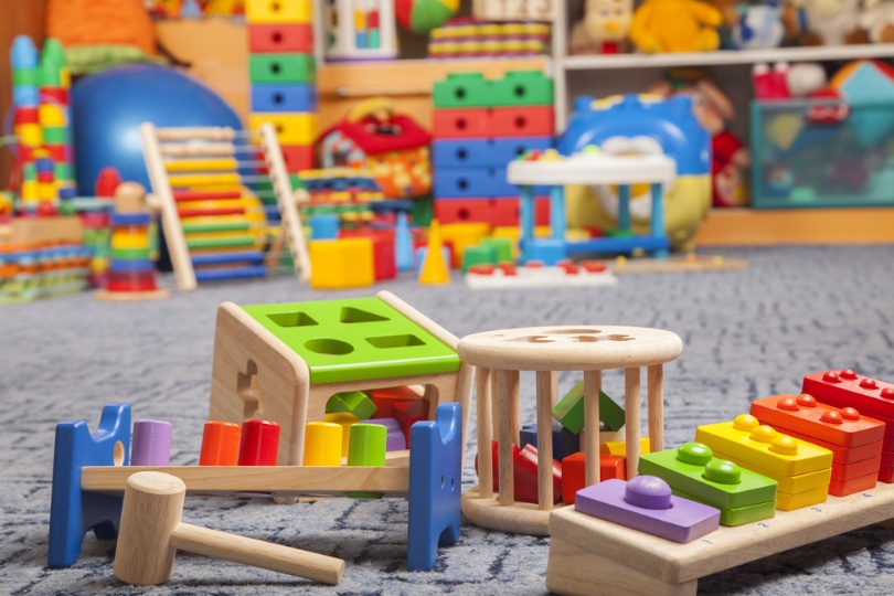 Trẻ tự tương tác với bộ giáo cụ Montessori
