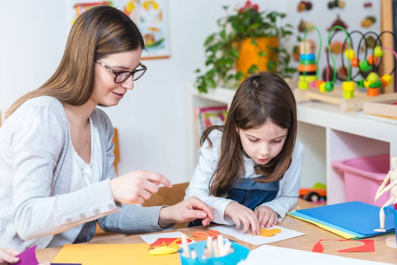 Giáo viên là người hướng dẫn, cung cấp tài liệu và giáo cụ Montessori 0 – 3 tuổi tự làm cho trẻ