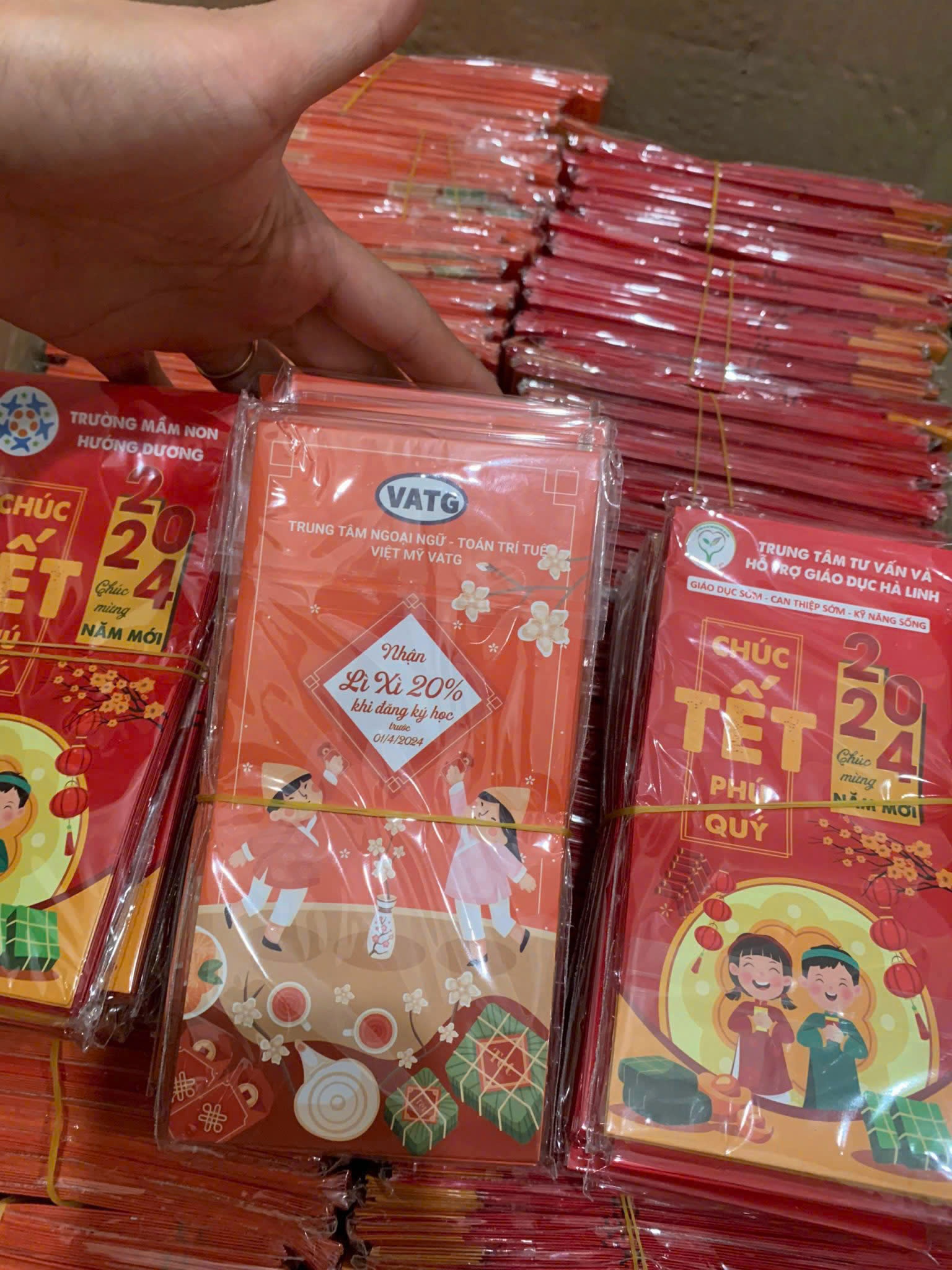 Thiết kế lì xì in logo trường