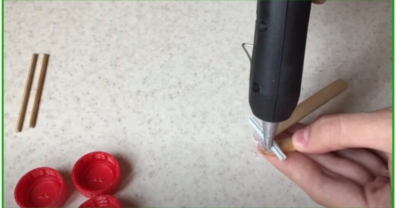 Xe đồ chơi sáng tạo từ que kem và nắp chai nhựa - bước 2