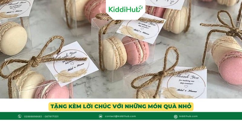Tặng kèm lời chúc với những món quà nhỏ