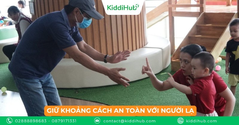 Giữ khoảng cách an toàn với người lạ 