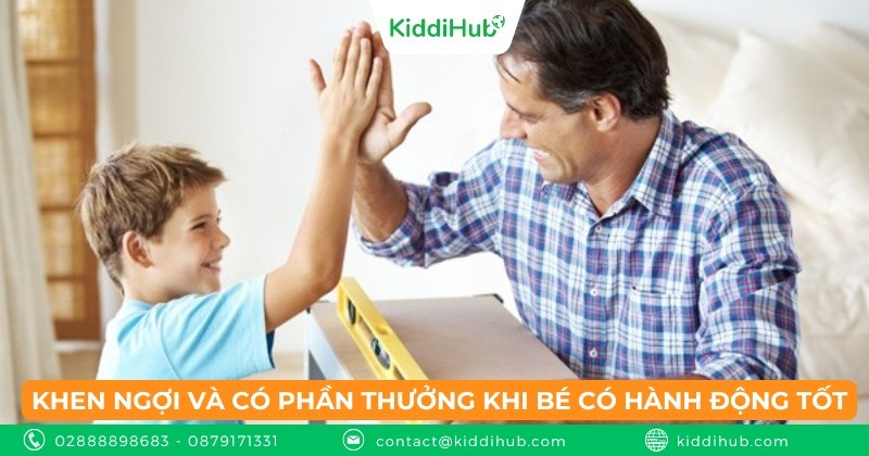 Khen ngợi và có phần thưởng khi bé có hành động tốt