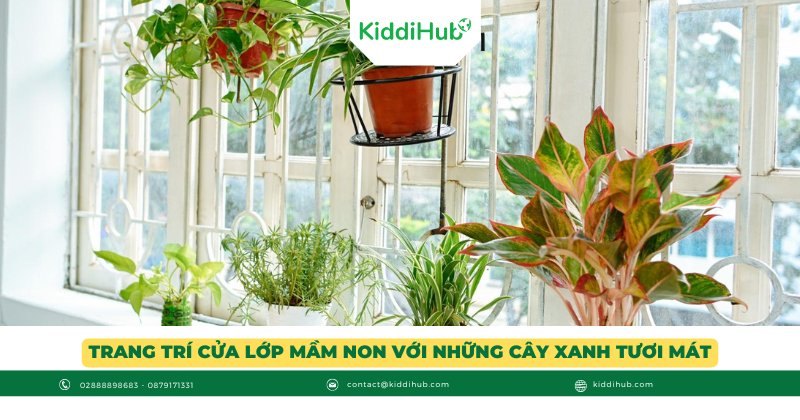 Trang trí cửa lớp mầm non với những cây xanh tươi mát