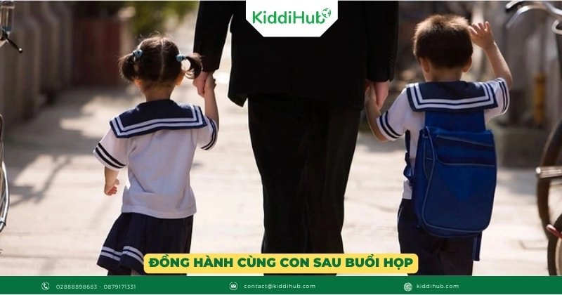 Đồng hành cùng con sau buổi họp