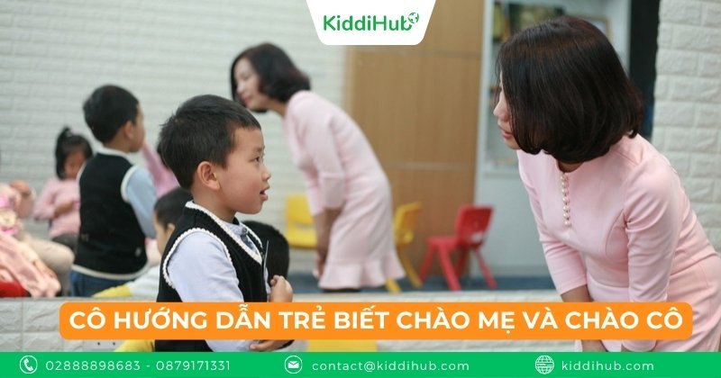 Cô hướng dẫn trẻ biết chào mẹ và chào cô