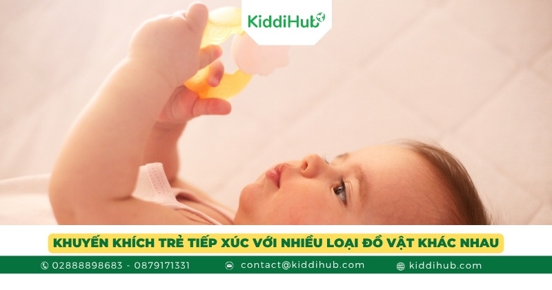 Khuyến khích trẻ tiếp xúc với nhiều loại đồ vật khác nhau