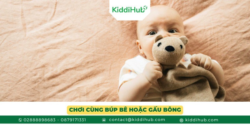 Chơi cùng búp bê hoặc gấu bông