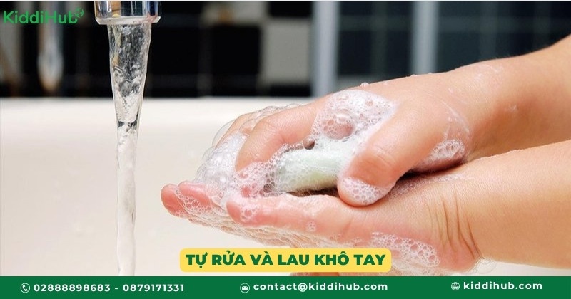 Tự rửa và lau khô tay