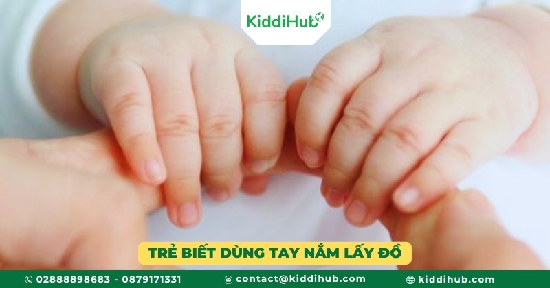 Trẻ biết dùng tay nắm lấy đồ