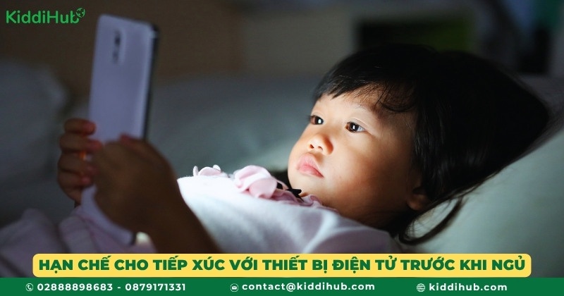 Hạn chế cho trẻ tiếp xúc với thiết bị điện tử trước khi ngủ