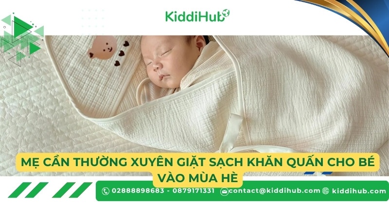 Mẹ cần thường xuyên giặt sạch khăn quấn cho bé vào mùa hè